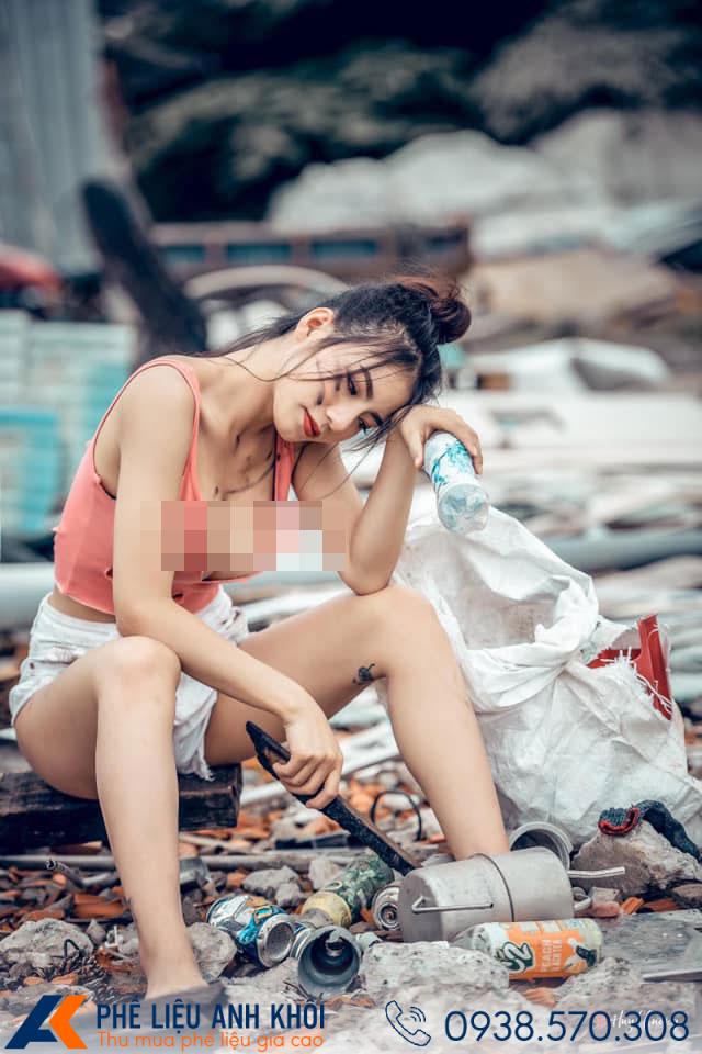 'Nữ chủ tịch' giả nghèo đi nhặt rác được dân mạng chú ý vì quá sexy, gợi cảm - 2